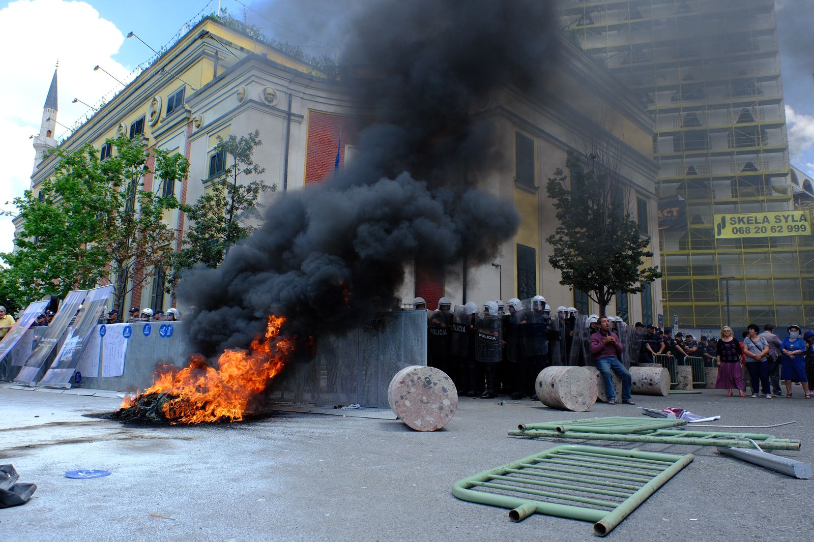 Sot protesta e opozitës te Bashkia Tiranë, kujdes me rrugët ku do të kaloni!