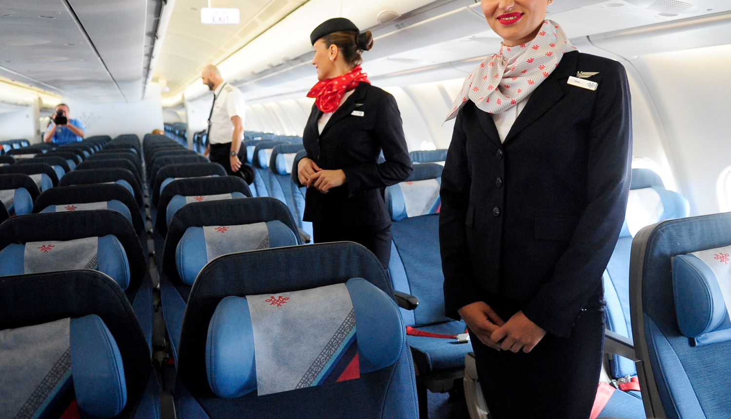 Stjuardesa tregon arsyen përse i përshëndet “ngrohtë” pasagjerët në avion…