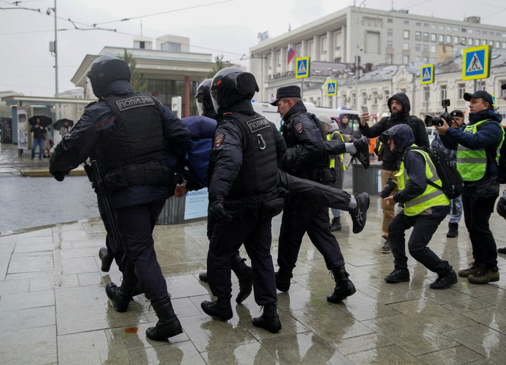 Sulm me armë zjarri në Rusi, vritet oficeri i policisë dhe një prift! Të tjerët mbyllen në kishë!