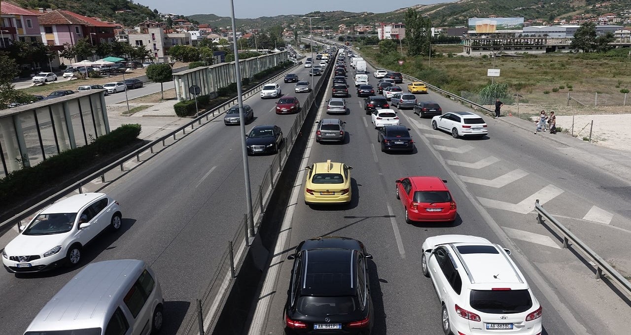 Temperaturat e larta, policia njofton për akset rrugore me trafik të rënduar!