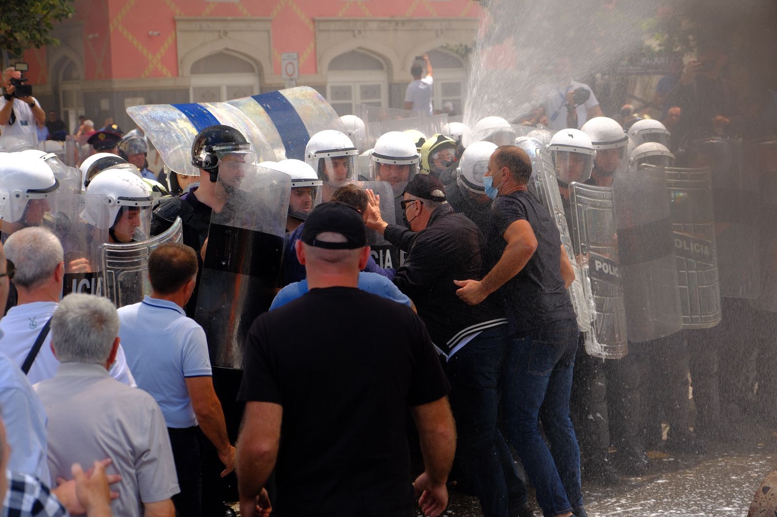 Zgjati 90 minuta protesta e opozitës te Bashkia Tiranë/Sërish u shënuan tensione!