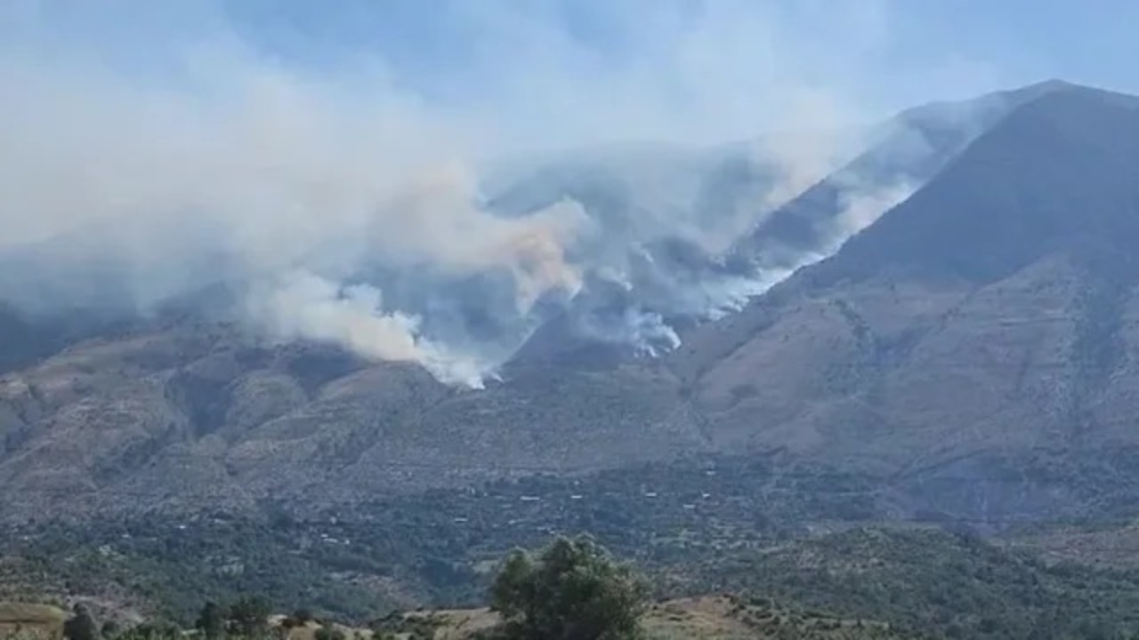 Zjarr masiv në pjesën e sipërme të Malit të Gjerë në Gjirokastër!