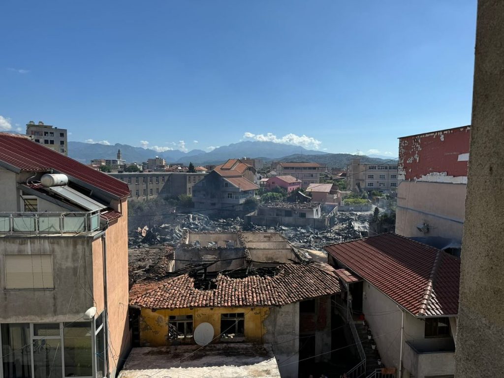 Zjarri në tregun e Shkodrës, autoritetet vendore: Situatë e qetë/Nis verifikimi i dëmeve!