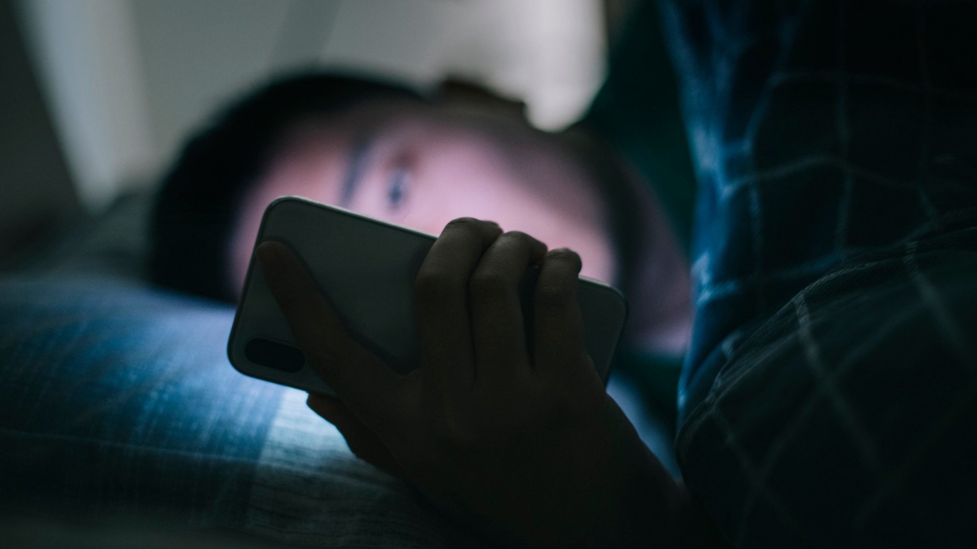 A ndikon koha para ekranit tek gjumi tek të rriturit?!