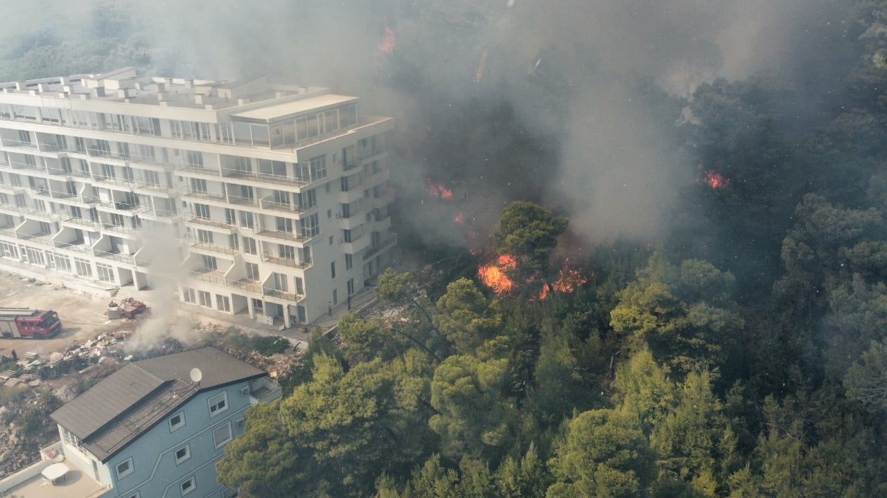 Aktivizohen vatra të reja zjarri pranë portit të Shëngjinit, rrezik shpërthimi i cisternave të gazit! Evakuohen banorët!