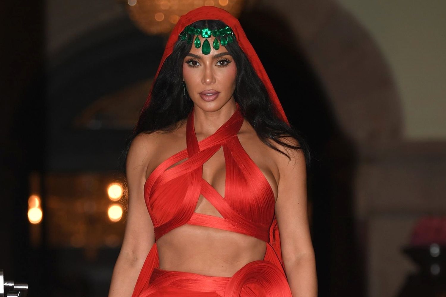 Çfarë kishte veshja e saj? Kim Kardashian kritikohet për paraqitjen në dasmën e familjes Ambani në Indi!