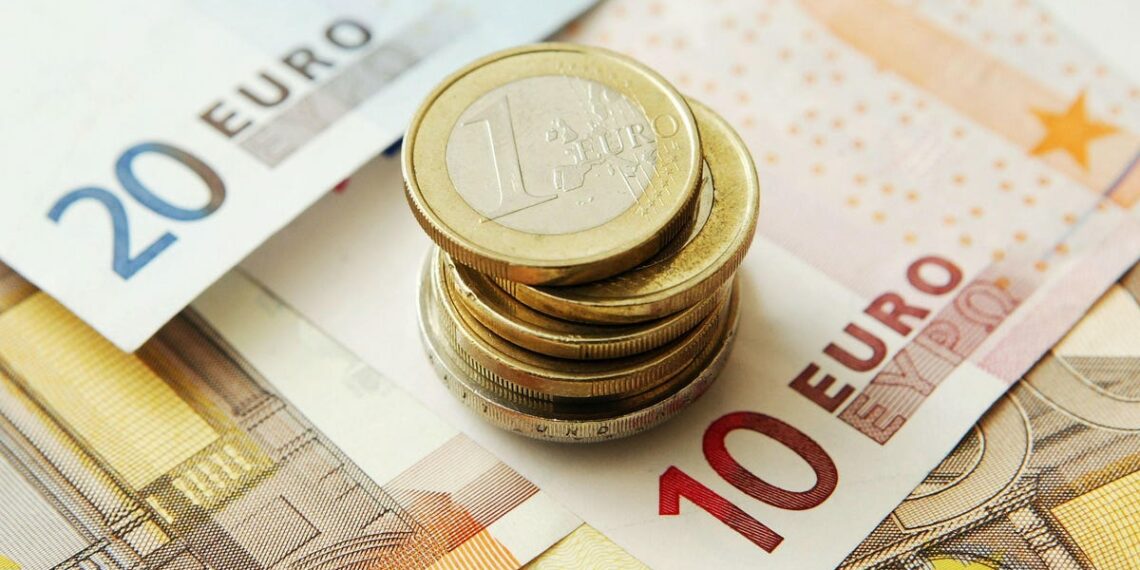 Çfarë ndodh me monedhat e huaja? Ja këmbimi valutor i dollarit dhe euros