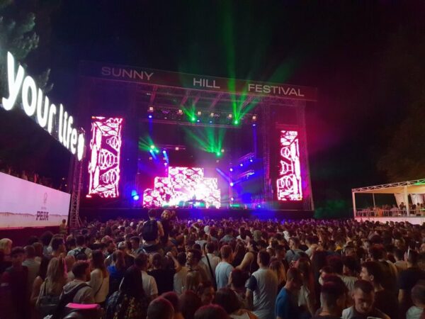 Dua Lipa në “Sunny Hill Festival”: Mezi po pres të kthehem në vendlindje