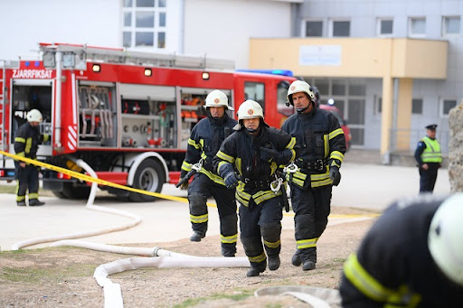 Dy vatra aktive zjarri në Kukës, shpërthejnë disa mina luftarake në Has !