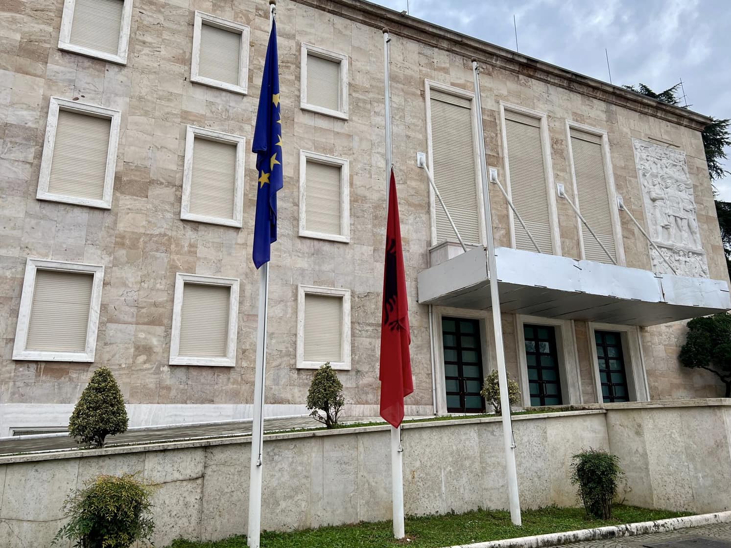 Flamuri në gjysmështizë, Shqipëria nderon kolosin Ismail Kadare!