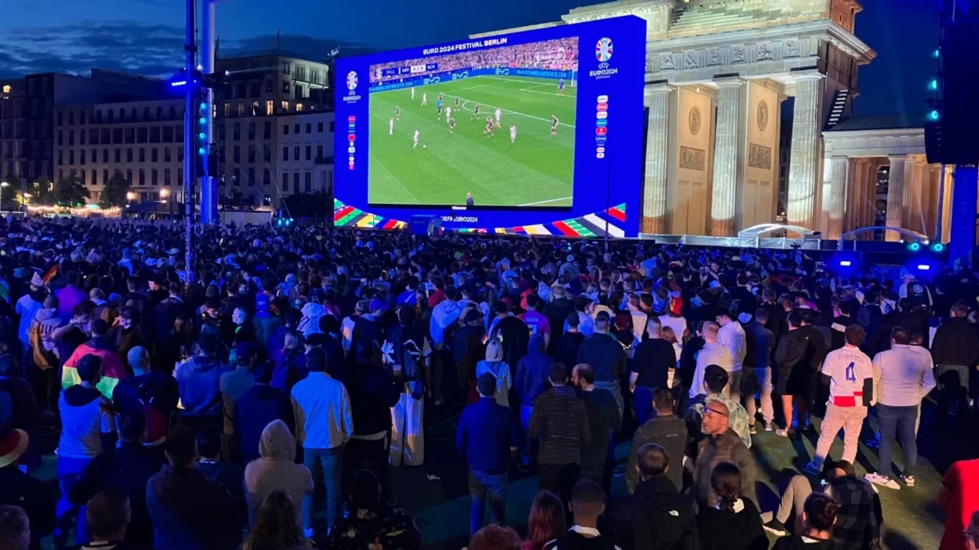 Fluksi i madh i tifozëve anglezë në Berlin, gjermanët rrisin çmimet!