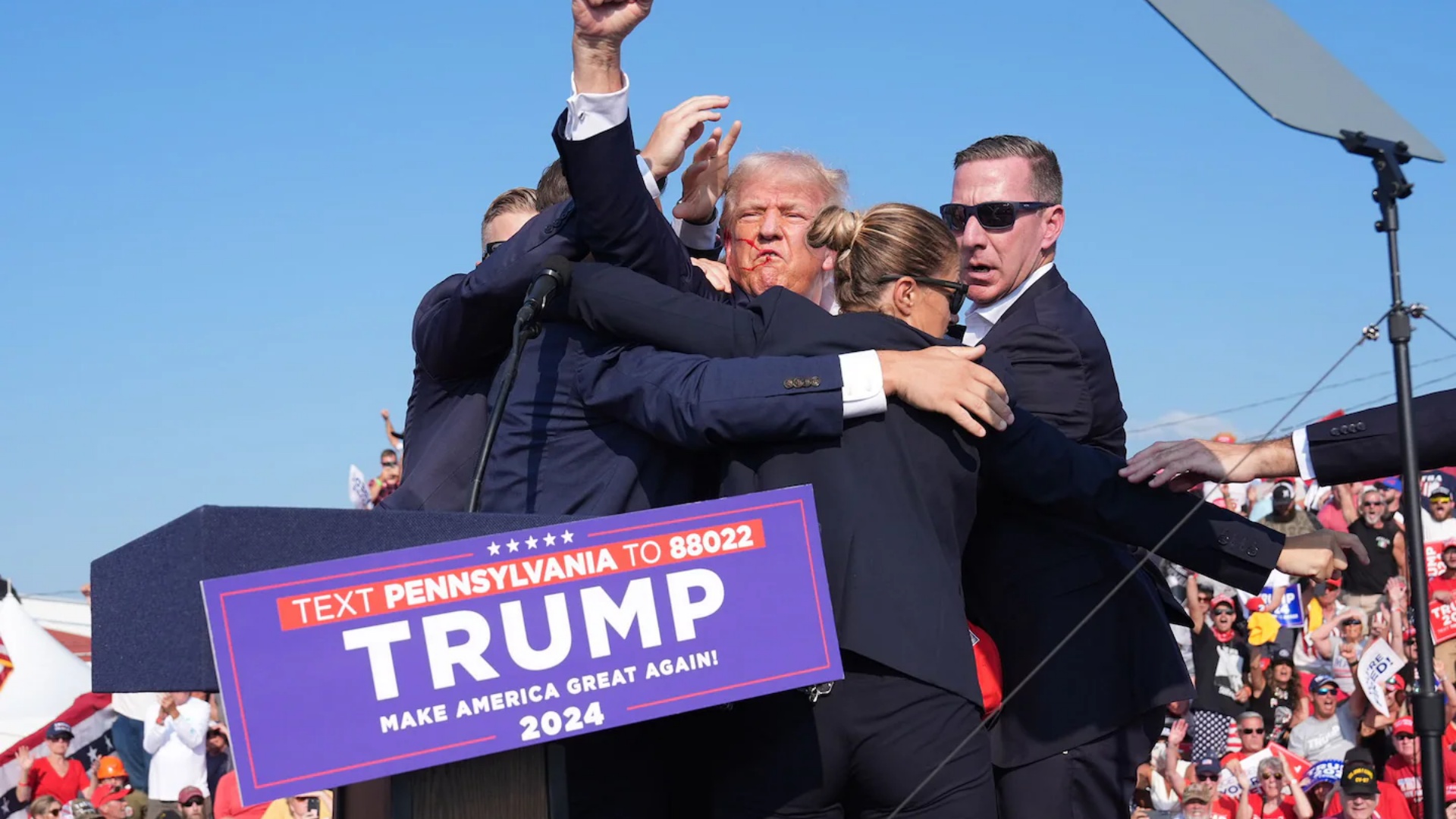 Fotoja perfekte, kapi plumbin vetëm pak cm larg Donald Trump!