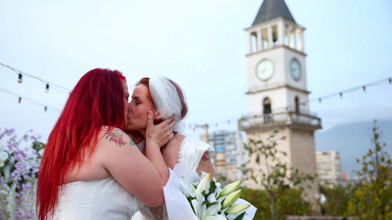 Gjykata e Lartë rrëzoi martesën gay në vend/Refuzohet regjistrimi i familjes me dy nëna!