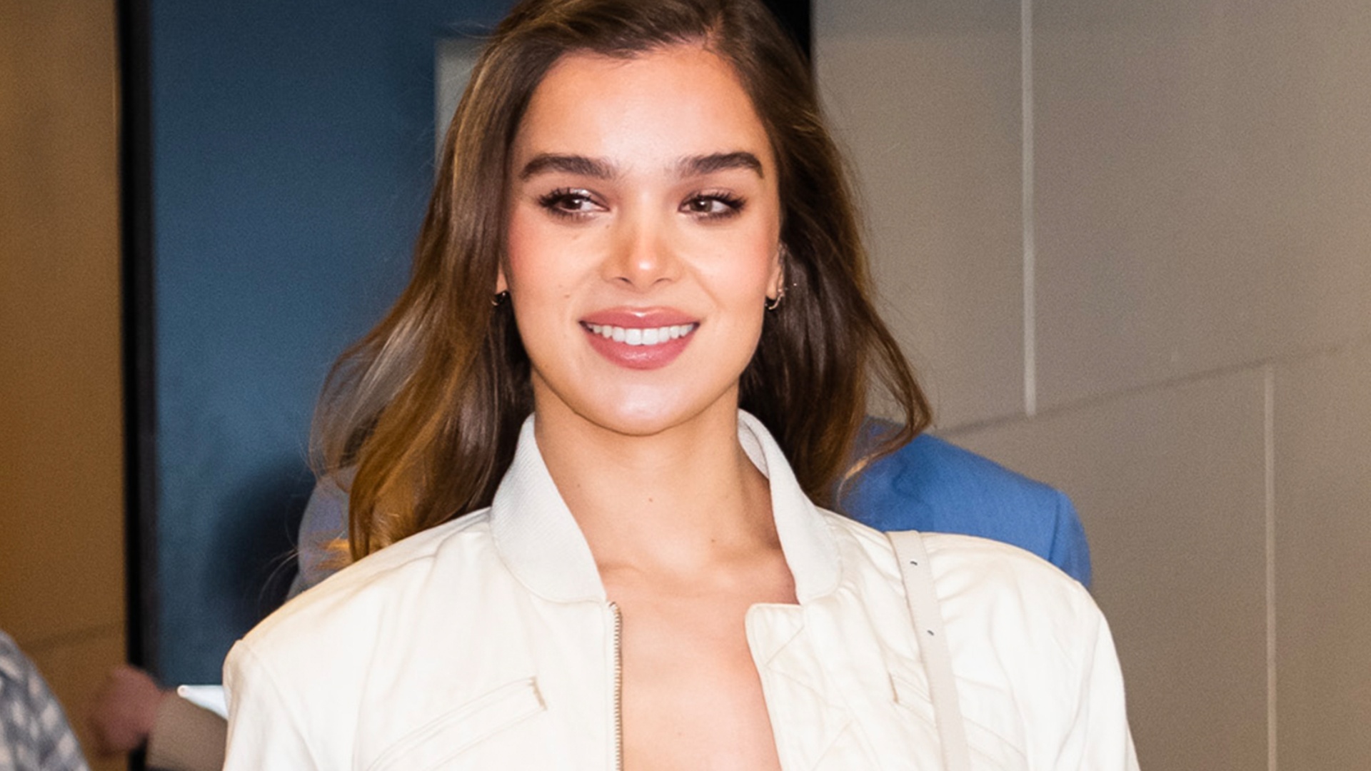 Hailee Steinfeld dhe Josh Allen zyrtarizojnë lidhjen e tyre!