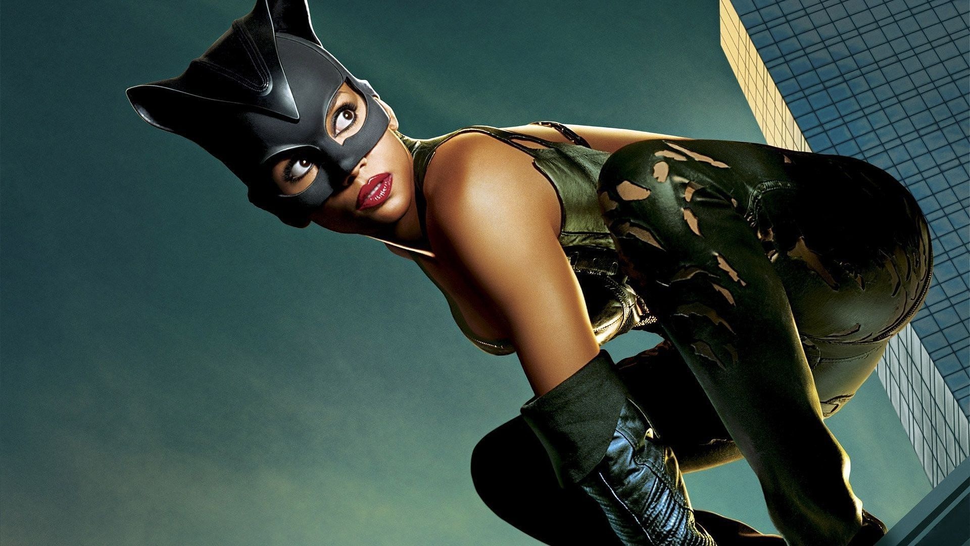 Halle Berry feston pothuajse nudo 20 vjetorin e filmit “Catwoman”, duke nderuar personazhin e saj ikonik!