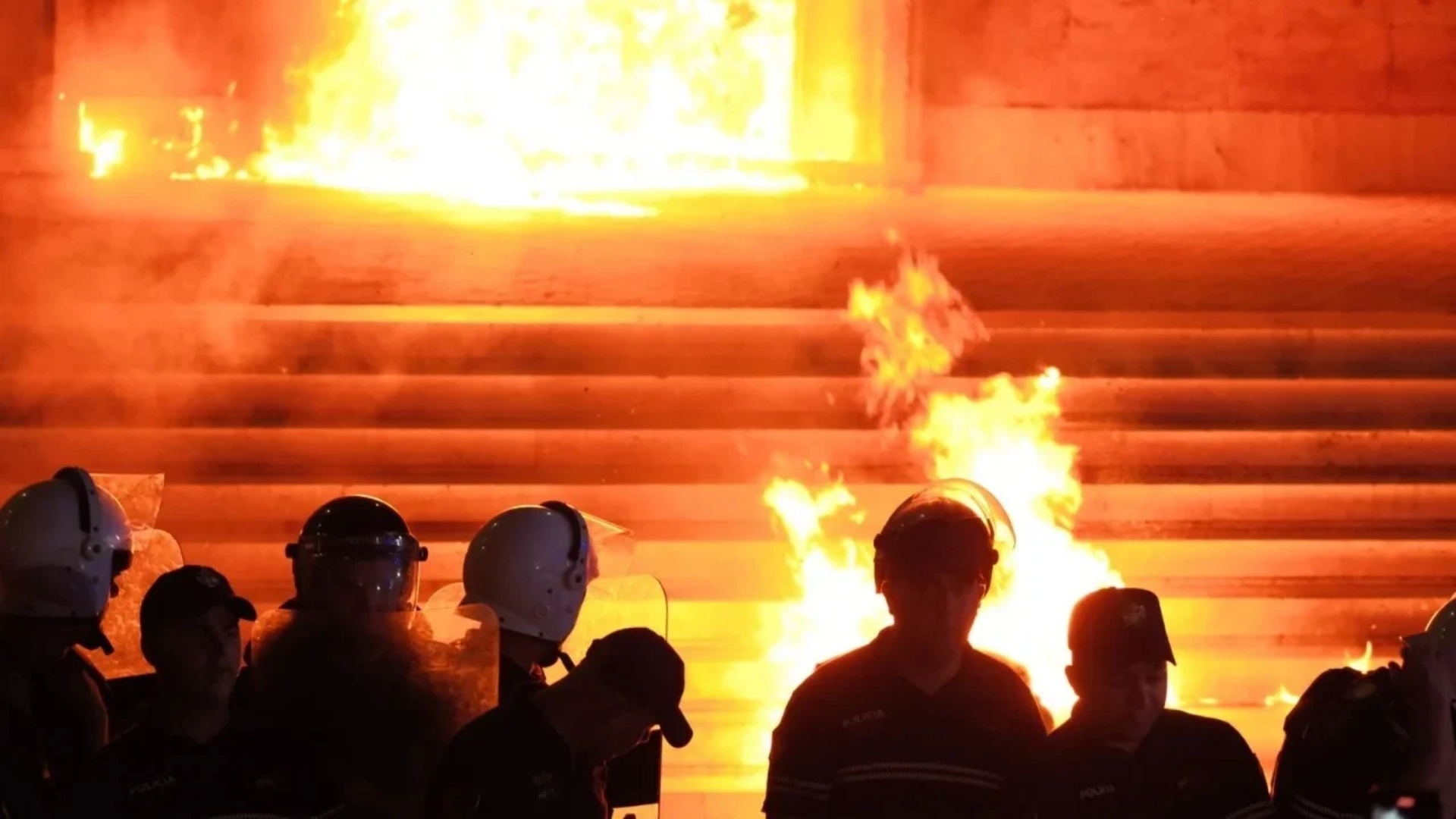 Hodhën molotovë drejt Kryeministrisë në protestën e opozitës, nën hetim tetë persona!