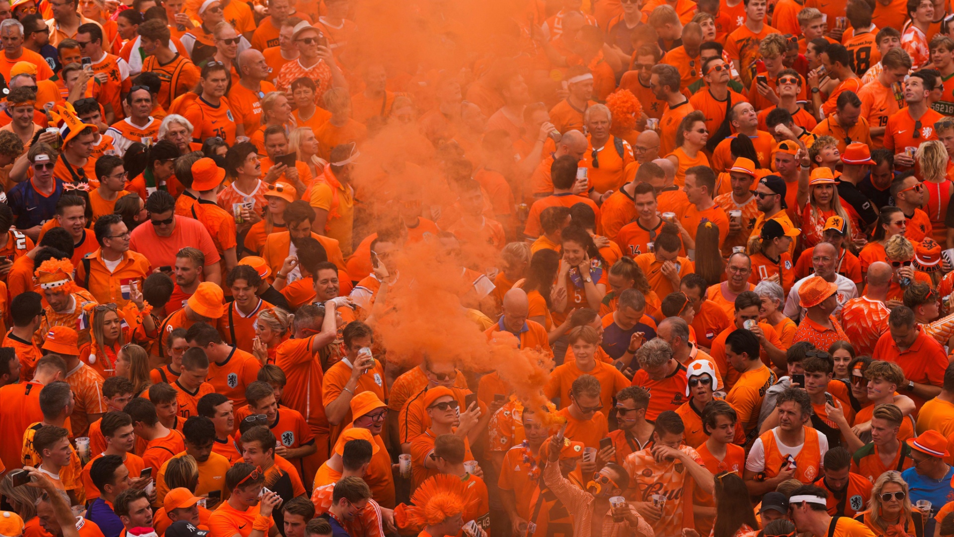 Holandë – Angli/ Çmimet e biletave në ‘stratosferë’, Dortmundi vishet portokalli! (VIDEO)