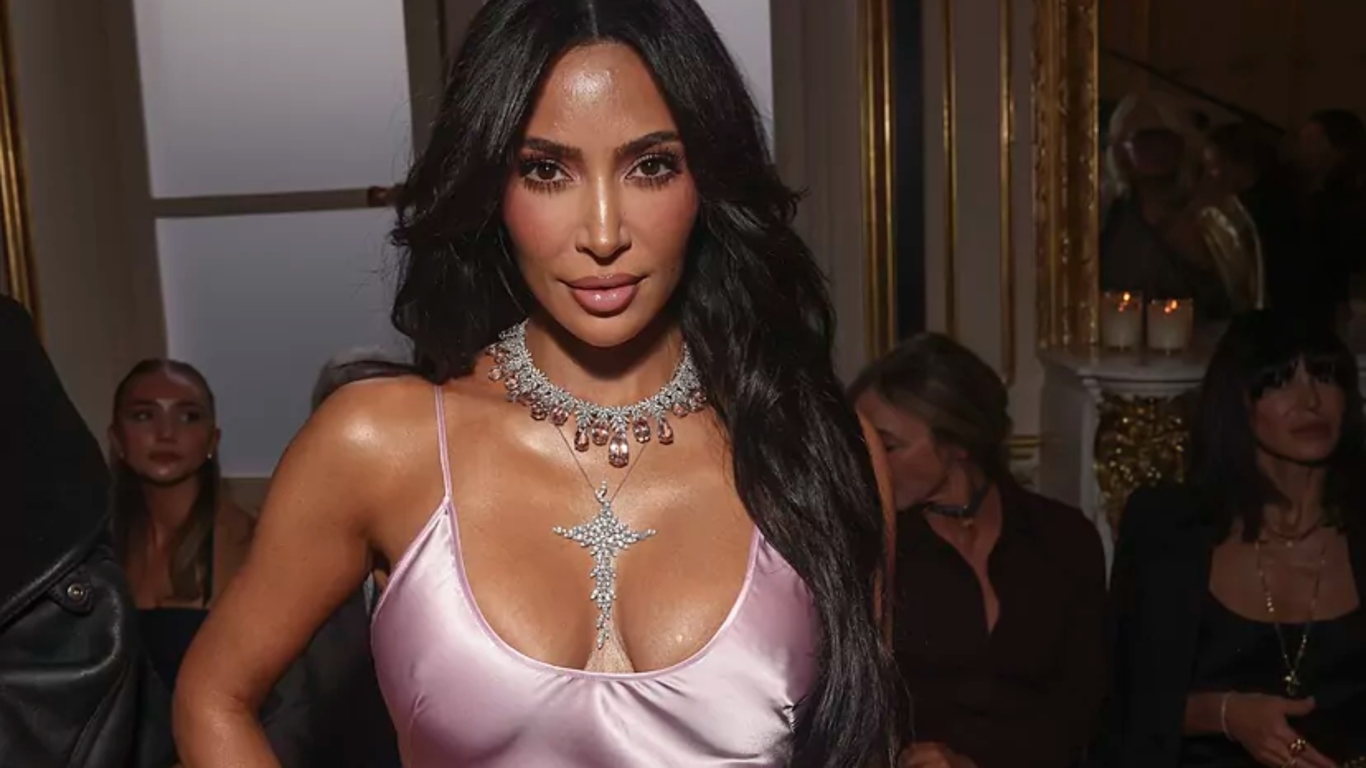 Kim Kardashian provon trajtimin kundër plakjes: Spermë salmoni në fytyrë!