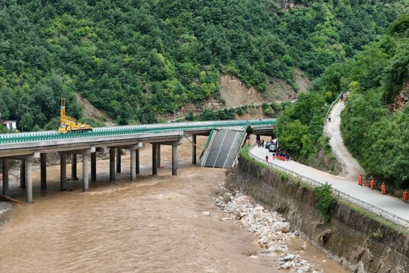 Kinë/ Shembja e urës gjigante pas reshjeve, lë dhjetra të zhdukur!