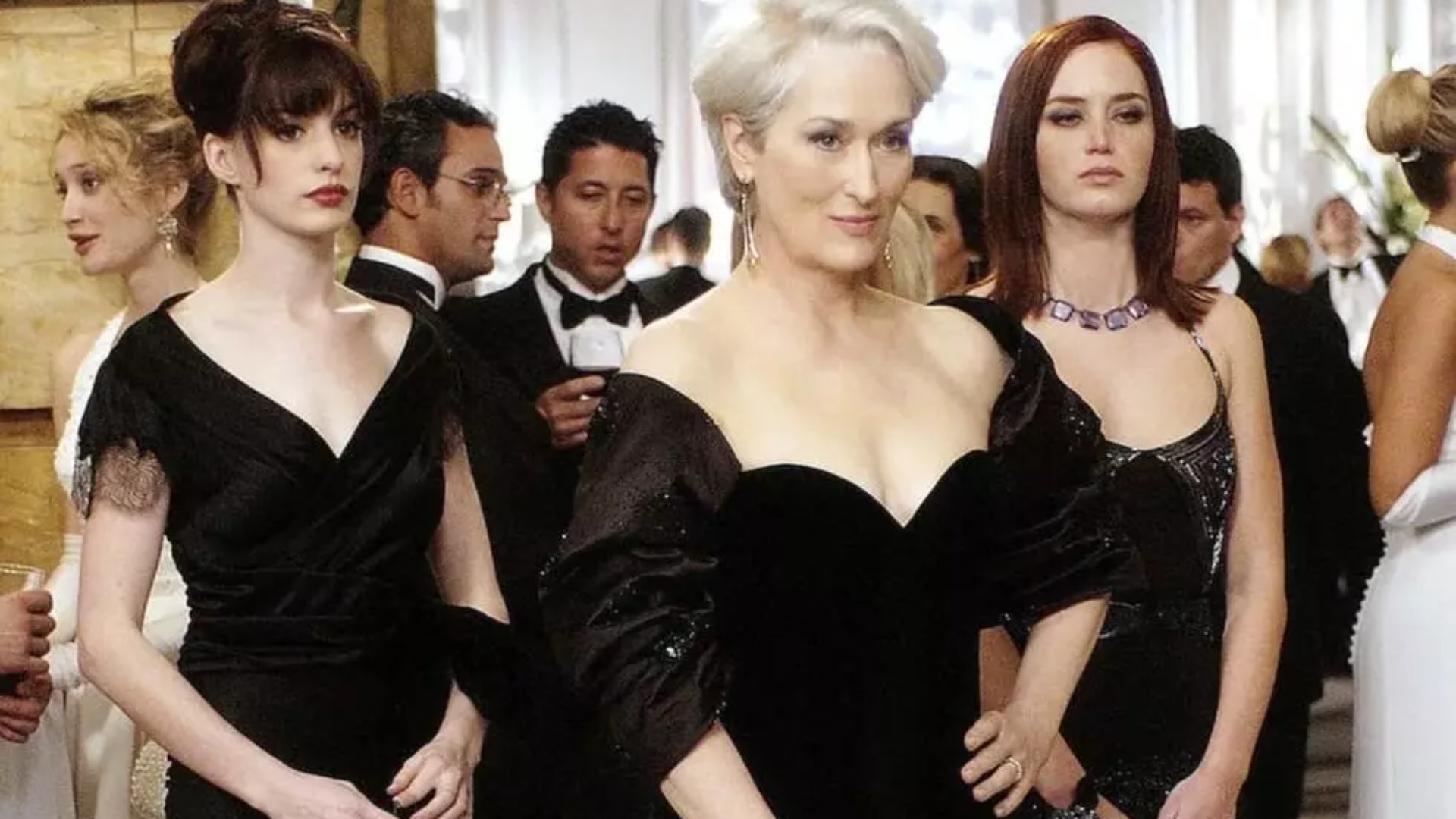 Lajm i mirë për të gjithë fanatikët e filmit ikonik, “The Devil Wears Prada” do të rikthehet sërish pas 18 vitesh me kastin origjinal!