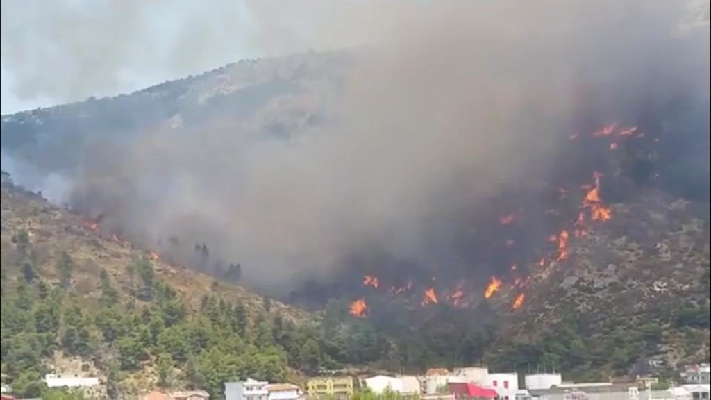 “Luftë” me flakët në malin e Shëngjinit, terreni i vështirë dhe era përhapin zjarrin, vjen ndërhyrja nga ajri!