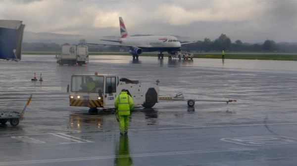 Mbi 10 mijë pasagjerë të prekur nga anulimi i fluturimeve në Britani, dy avionë u goditën nga rrufeja!