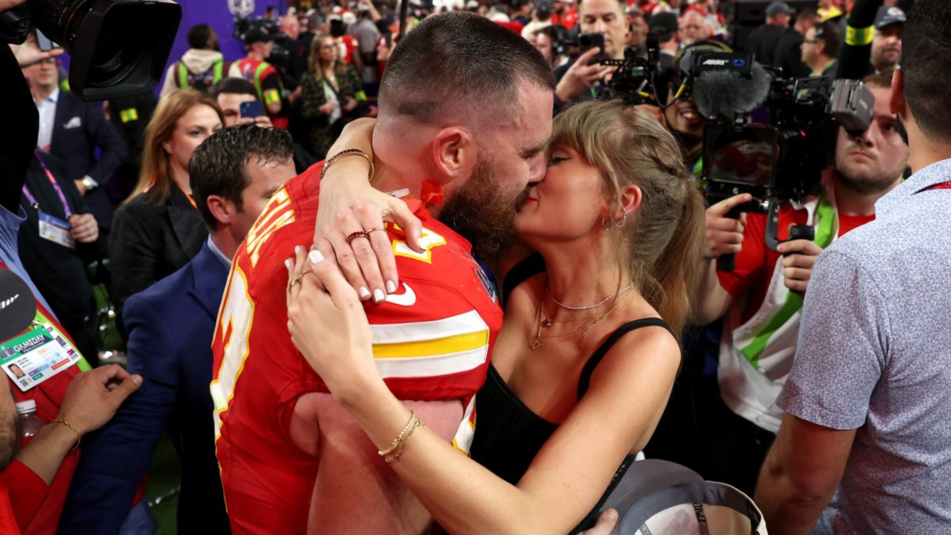 Një i dashur i përkushtuar si Travis Kelce/ Ylli i Chiefs nuk mund të largohet nga Taylor Swift!