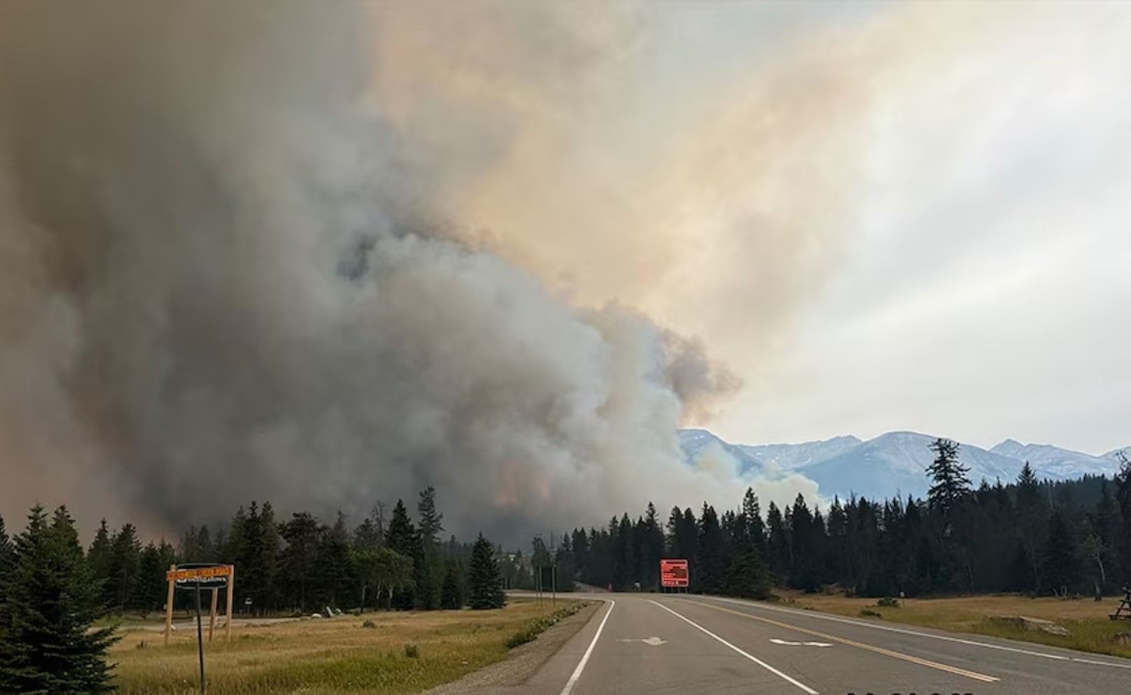 Një nga parqet më të bukura natyrore të botës po shkatërrohet nga zjarret në Kanada!