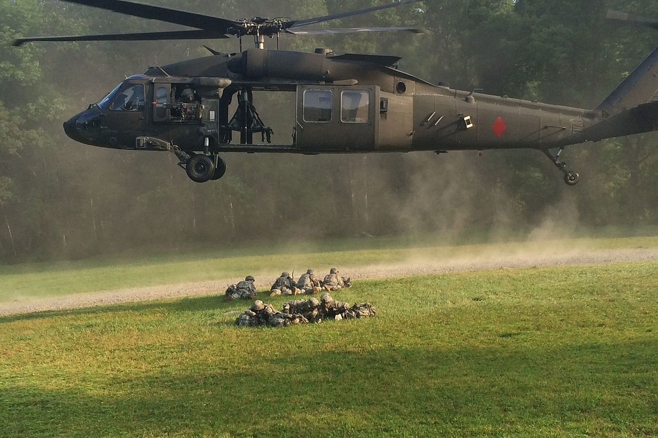 Për herë të parë, Black Hawk fluturojnë me pilotë shqiptarë!