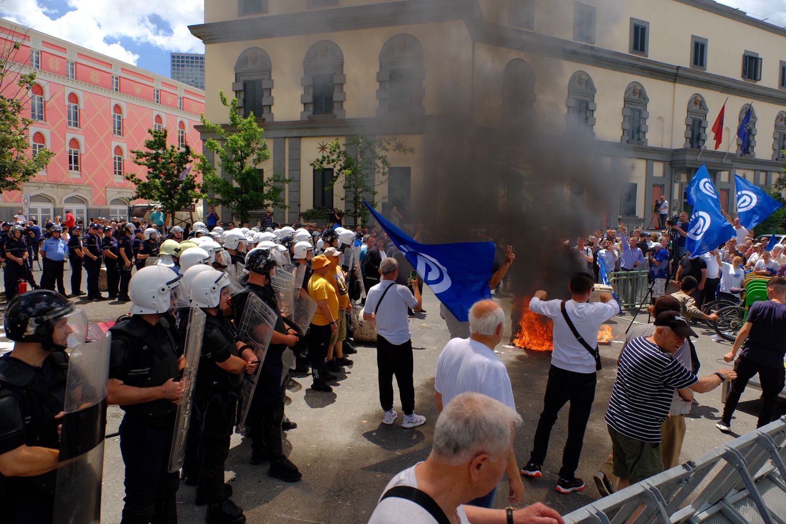 Protesta e opozitës para Bashkisë Tiranë, digjen goma makinash!