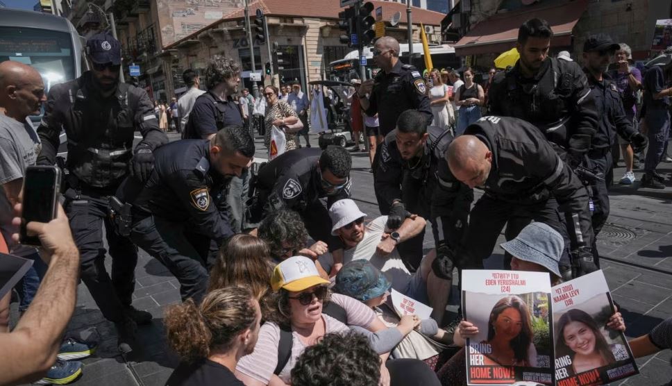 Protestuesit izraelitë bllokojnë rrugët, kërkojnë lirimin e pengjeve dhe armëpushim!