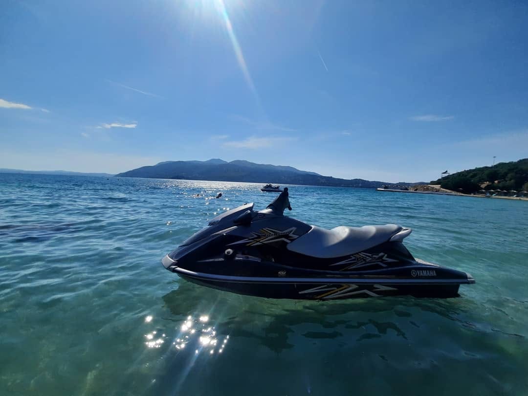 Sarandë/ Bie nga Jet Ski, 14 vjeçarja plagoset rëndë, dërgohet tek Trauma!