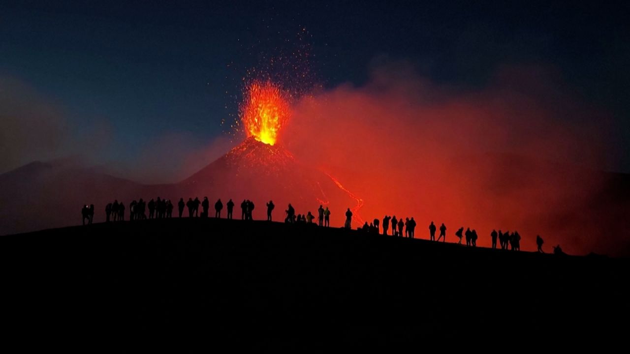 Shpërthen vullkani Etna/ Mbyllet aeroporti i Katanias, llava dhe hiri ‘pushtojnë’ zonën!