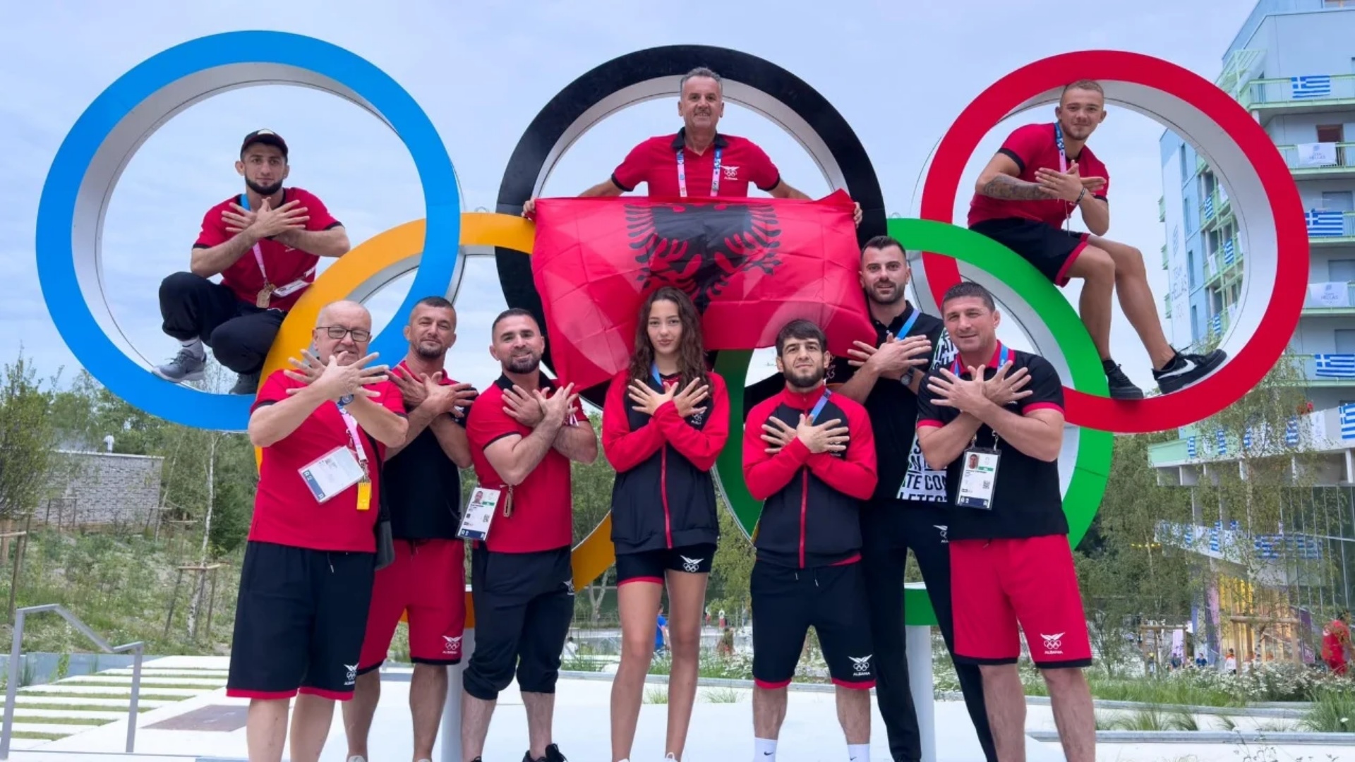 Shqipëria në ceremoninë hapëse të Paris 2024, flamuri kuqezi në paradë mbahet nga notarja 16-vjeçare dhe mundësi çeçen!