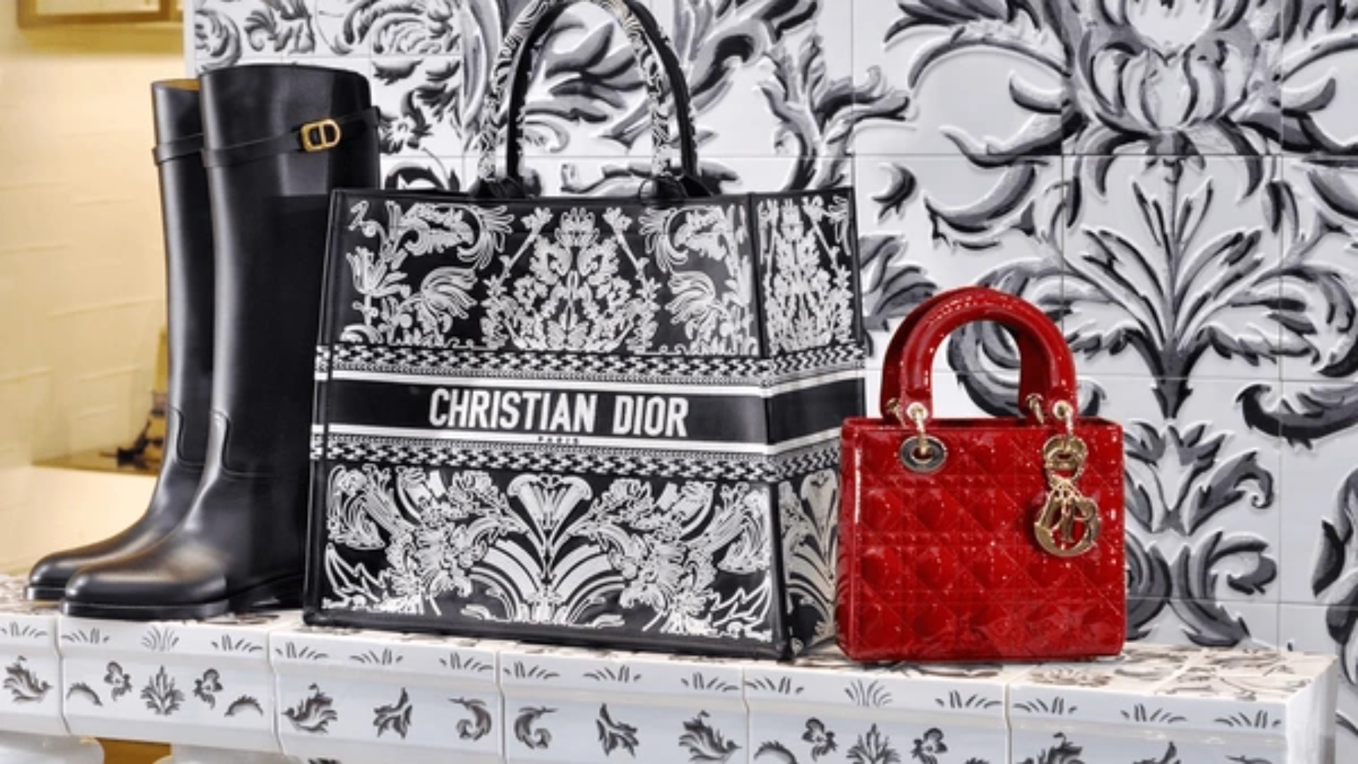 Skandali i mashtrimit! Dior dhe Armani shesin çanta sa ‘qimet e kokës’ me kosto vetëm 57 dollarë!