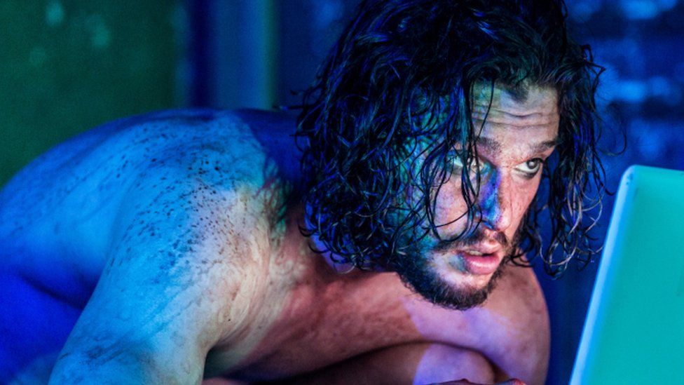 Skenat nudo të aktorit Kit Harington në serialin e ri, ja se çfarë detyrohet të bëjë teatri!