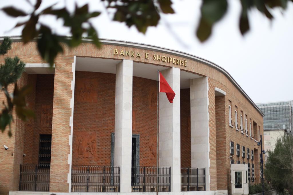 Stabiliteti i kursit të këmbimit në Shqipëri, Banka Qendrore e pranon: Pasqyron edhe operacionet tona!