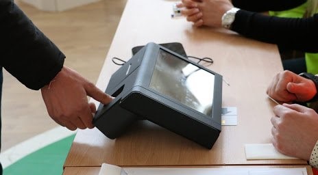 Të dielën votohet në Himarë/ KQZ teston pajisjet e identifikimit biometrik: S’duam probleme teknike!