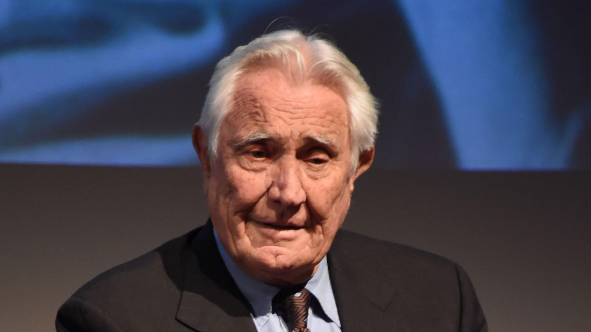 Tërhiqet nga aktrimi ish-ylli i James Bond, George Lazenby!