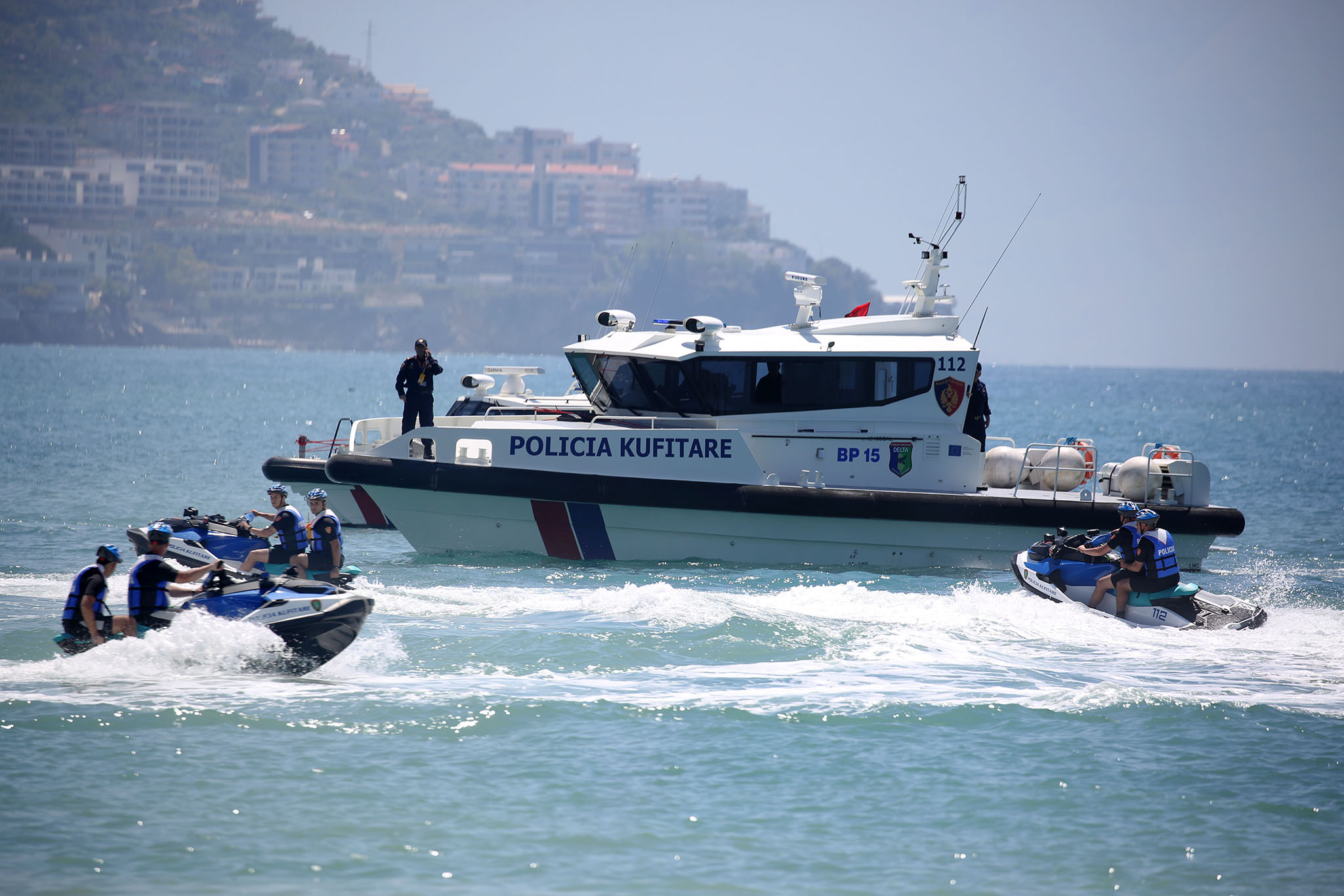 U këputet timoni i mjetit lundrues dhe rrezikuan të mbyteshin në det, shpëtohen 6 turistë në Ksamil!