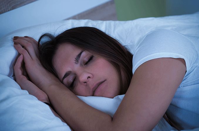 Vendosja e parfumit në shtrat mund të ndihmojë në përmirësimin e gjumit!