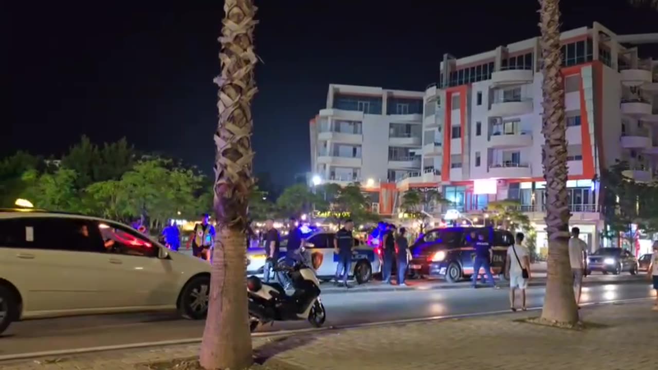 Vlorë, pamjet e sherrit masiv në Lungomare/Grushta e shkelma mes policëve e disa të rinjve!