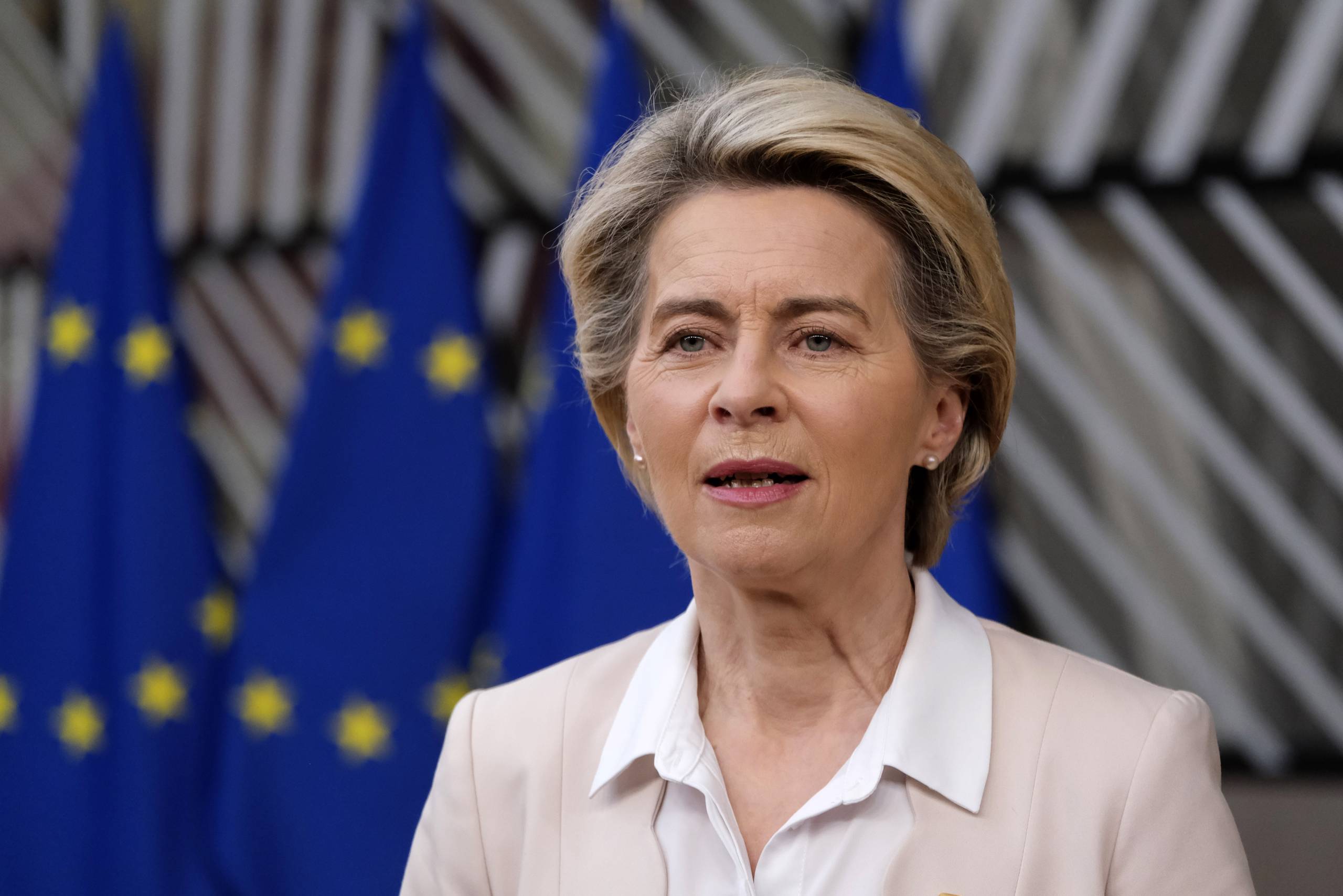 Von der Leyen rizgjidhet në krye të Komisionit Europian!