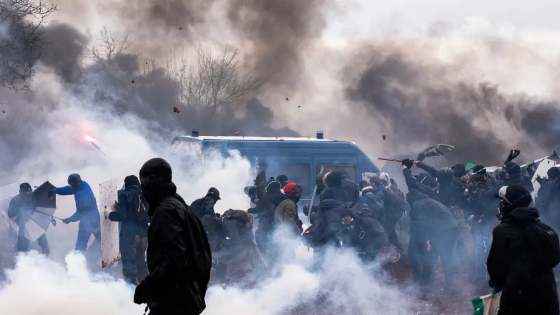 Zjarre në protestën franceze kundër ‘baseneve kolektive’ të ujit bujqësor!