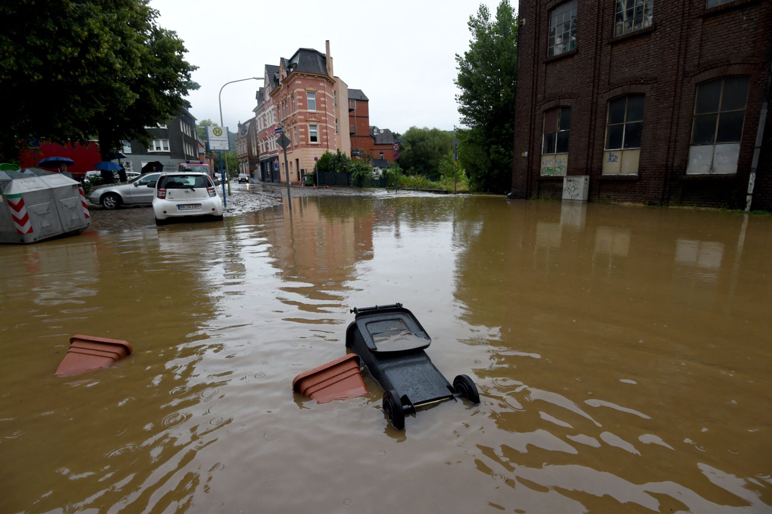 Një pjesë e Europës “digjet”, por shirat sjellin përmbytje e dëme në Gjermani!