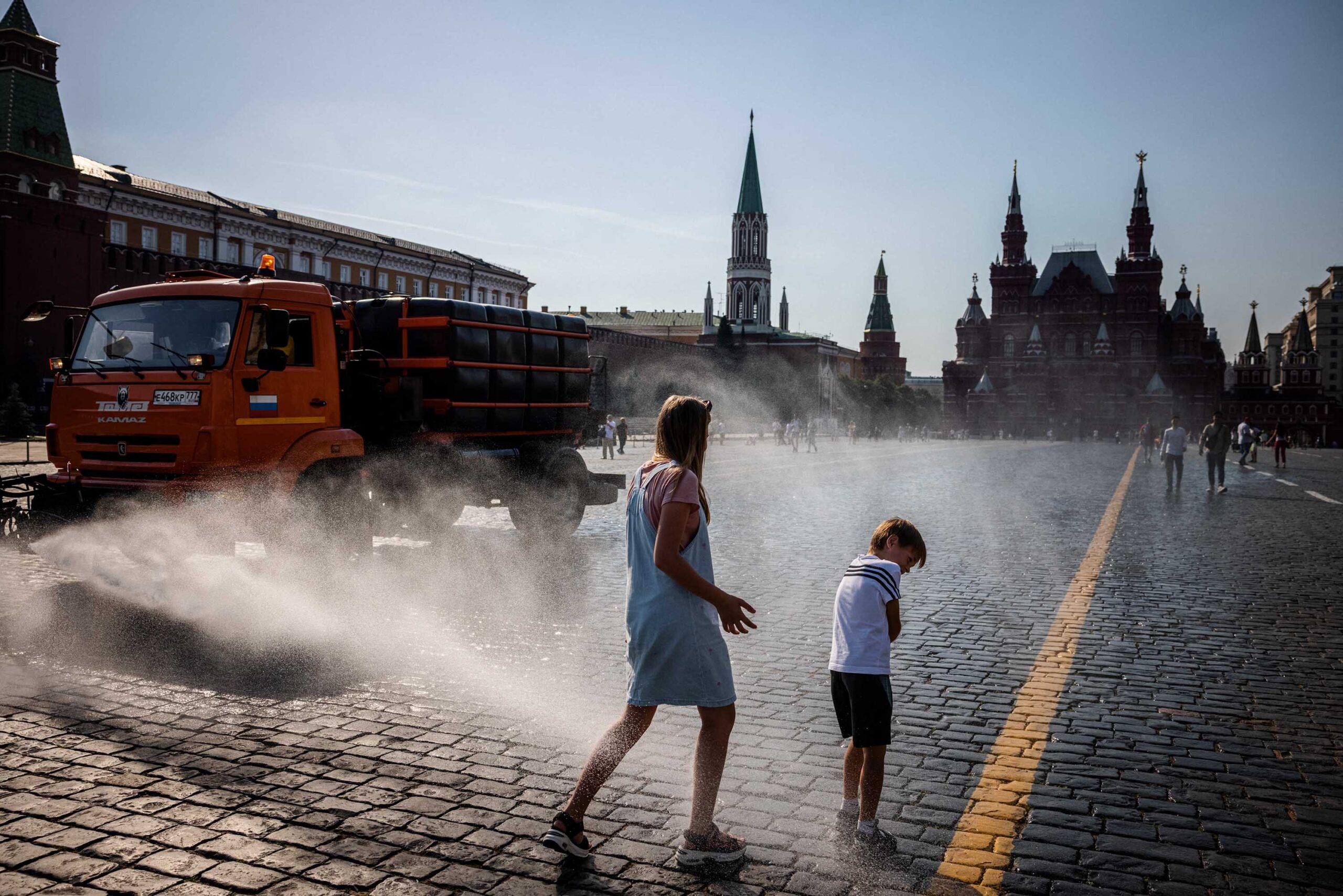 Rusia nën “darën” e motit më të nxehtë në mbi 100 vite!