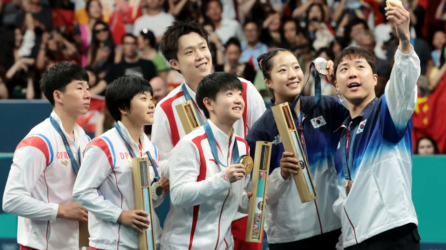 Atletët e Koresë së Veriut dhe të Jugut pozojnë së bashku në Lojërat Olimpike!