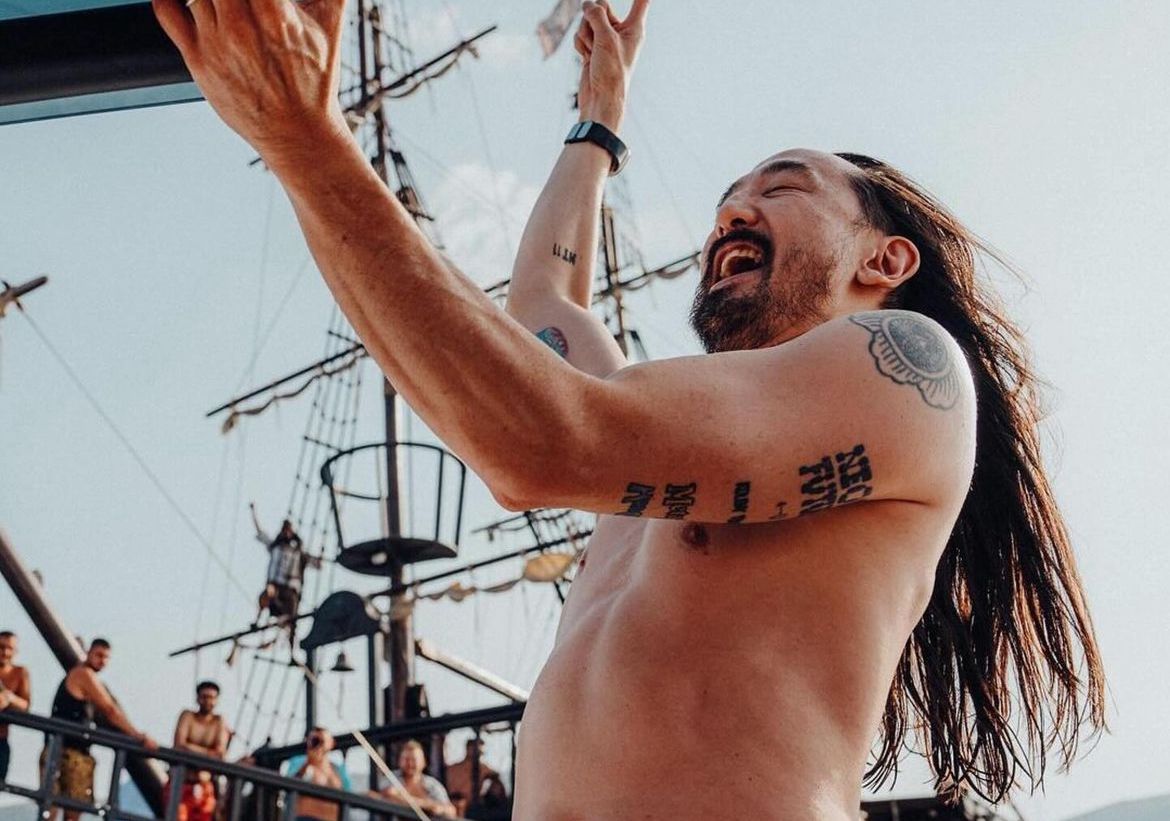 DJ Steve Aoki shijon bregdetin e Vlorës dhe viziton shpellën e ‘Haxhi Alisë’: “Një eksperiencë e paharrueshme”!