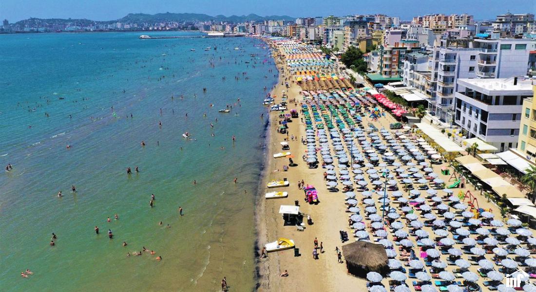 Durrësi plot! Dyndje turistësh në qytetin bregdetar, rëndohet trafiku!