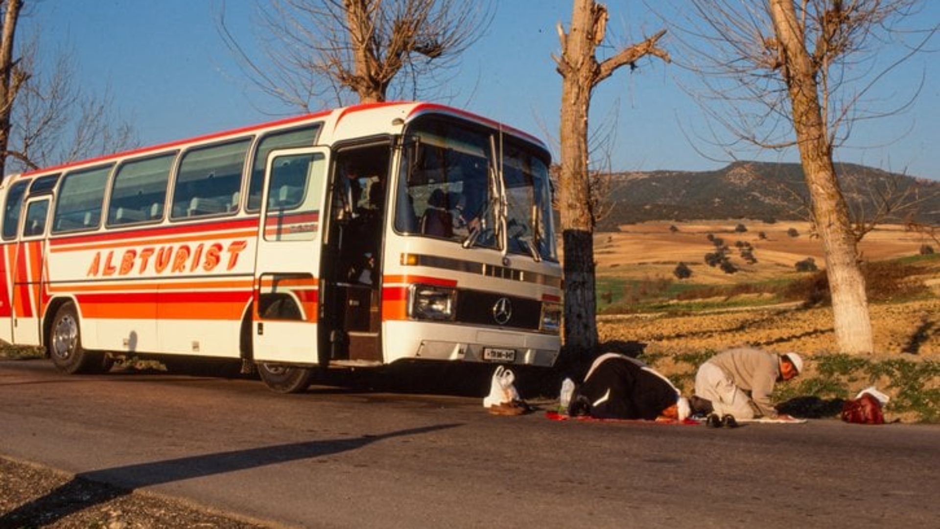 Ekspozita e veçantë në Durrës/ “Turistë të përgjuar”, pushime nën syrin vigjilent të Sigurimit!